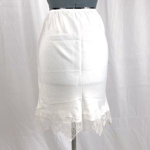 Honeydew Intimates white half slip, handkerchief lace hem M NWOT 648